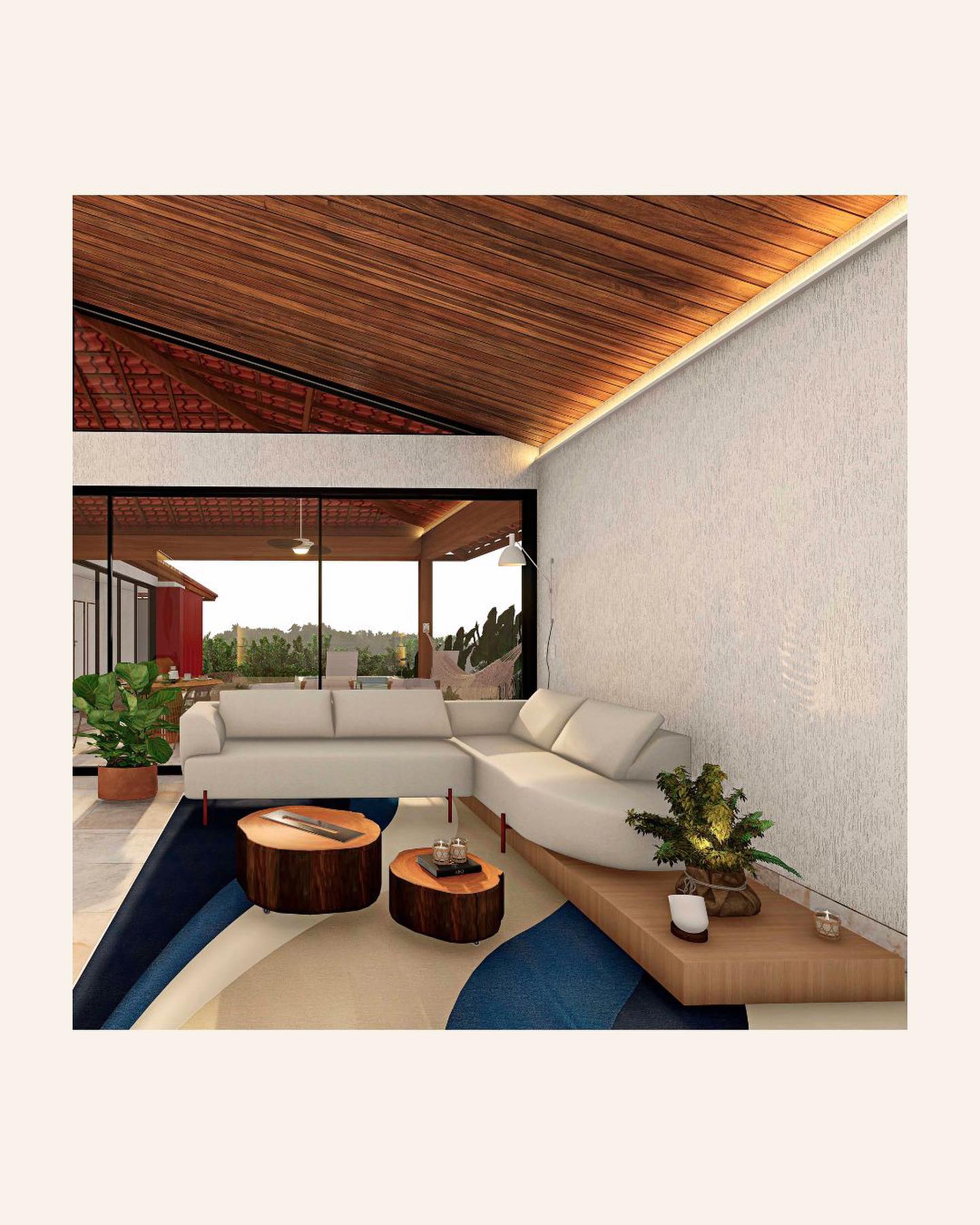 Living integrado à varanda com teto de madeira e vista para o jardim